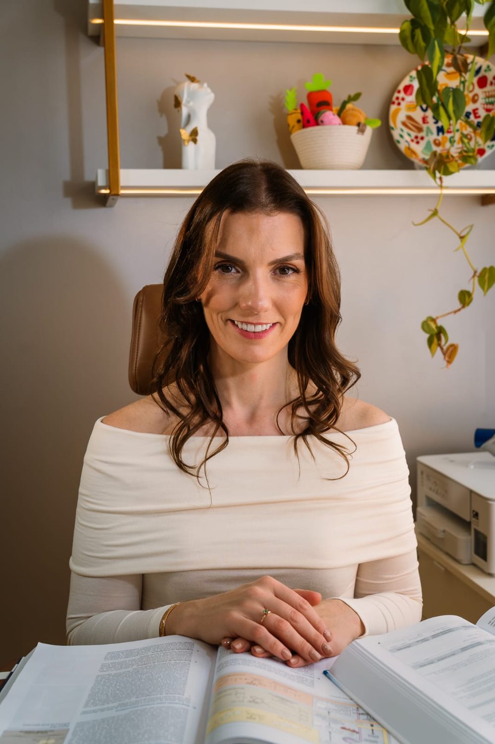 Nathalia Rosa Krüger, nutricionista, sorrindo em seu consultório em Carazinho