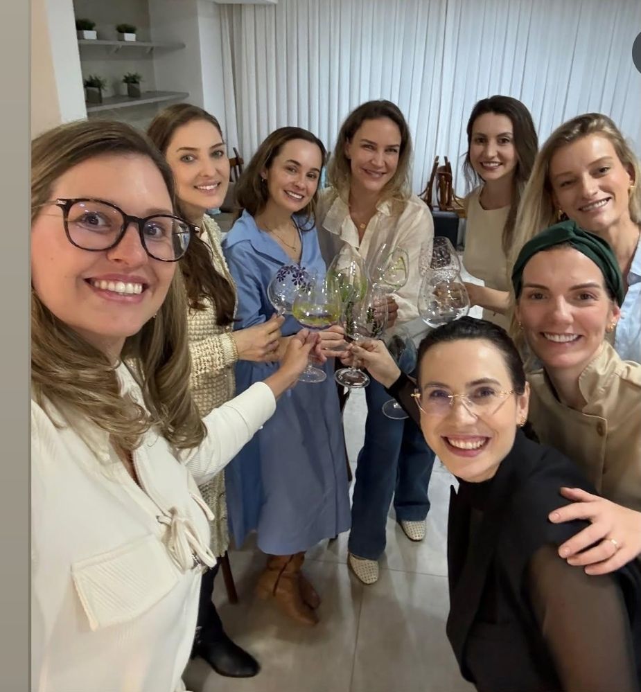 As convidadas do À Mesa brindando com as taças pintadas por elas