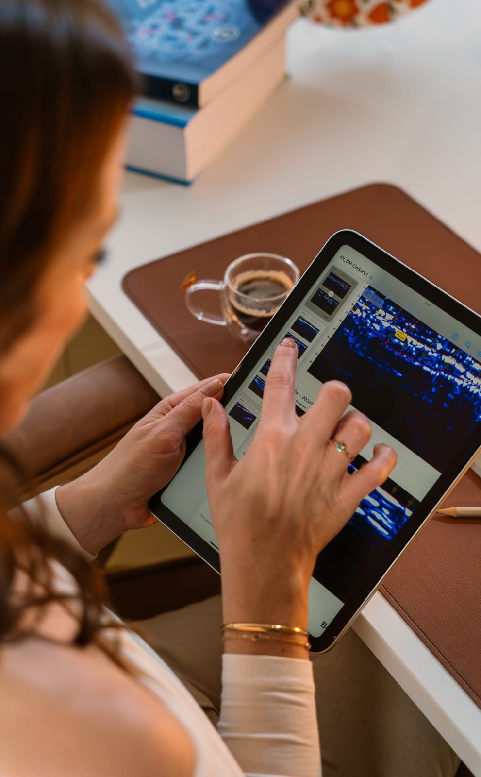 Nathalia analisando imagens de ultrassom de composição corporal no tablet